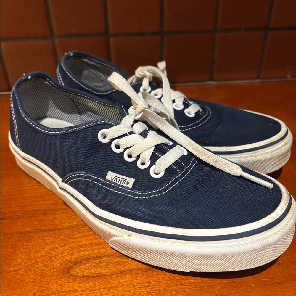 Vans authentic canvas skate shoe. Women’s size 8 men’s size 6.5.